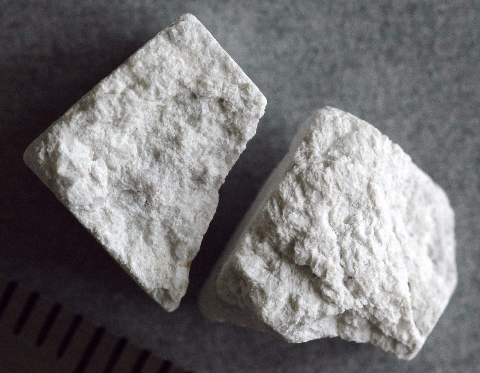 Fragmenty próbki anortozytu