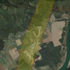 Mapa elipsy spadku. Największy meteoryt ważący około 4 kg spodziewany jest w południowej części w pobliżu rzeki, mniejsze meteoryty około 100 gi na północnym krańcu obszaru. Jednak meteoryty o różnych masach mogą być częściowo wymieszane, a w przypadku późnych rozpadów małe meteoryty mogą również występować w rejonie większych kawałków. Bardzo małe meteoryty mogą znajdować się poza oznaczonym obszarem dalej na północny wschód. (grafika: cosmoartel.pl na podstawie Instytut Astronomiczny ASCR; mapa podkładowa: Google Earth) Elipsa spadku 20220624