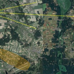 Elipsa spadku, w której mogą znajdować się meteoryty. Ich zakładana masa zmniejsza się w kierunku południowo-wschodnim. Lokalizacja obszaru spadku opiera się na złożonym modelu wysokościowego profilu przepływu dla danego miejsca i czasu, który opracował dla nas dr hab. R. Brožková z ČHMÚ (grafika: Instytut Astronomiczny Akademii Nauk Republiki Czeskiej, mapa tła: Google Earth). Żelaźniak 18.11.2023