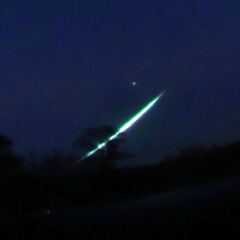 Przekrój zdjęcia całego nieba przedstawiającego bolid EN181123_162508 wykonany automatyczną cyfrową kamerą bolidową na stacji Růžová u Hřenska (fot. Instytut Astronomiczny Akademii Nauk Republiki Czeskiej). Żelaźniak 18.11.2023